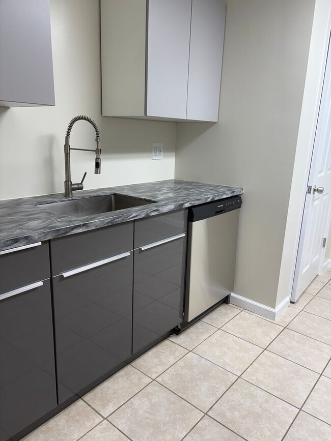 Building Photo - Renovated 3 bedroom house in the heart of ...