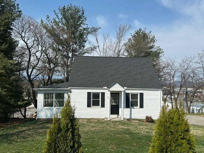 Building Photo - 4 Bedroom 2 Bath House