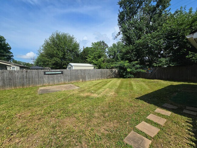 Building Photo - YOU CAN STOP YOUR SEARCH! Jeffersontown / Jtown Rental with 3 Bedrooms, 1 Full Baths, Ranch, 1 Ca...