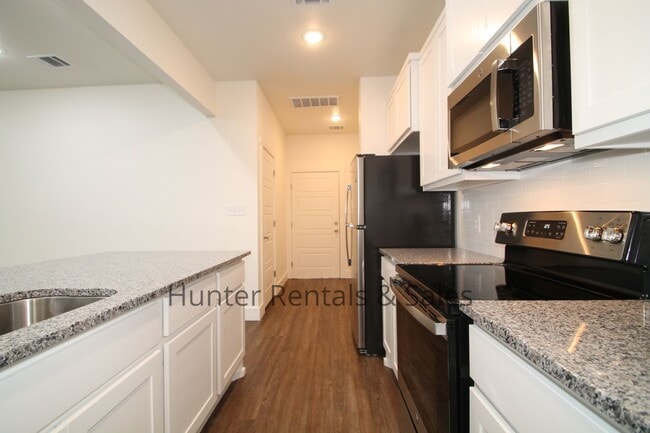 Building Photo - Upscale Three-bedroom Townhome!