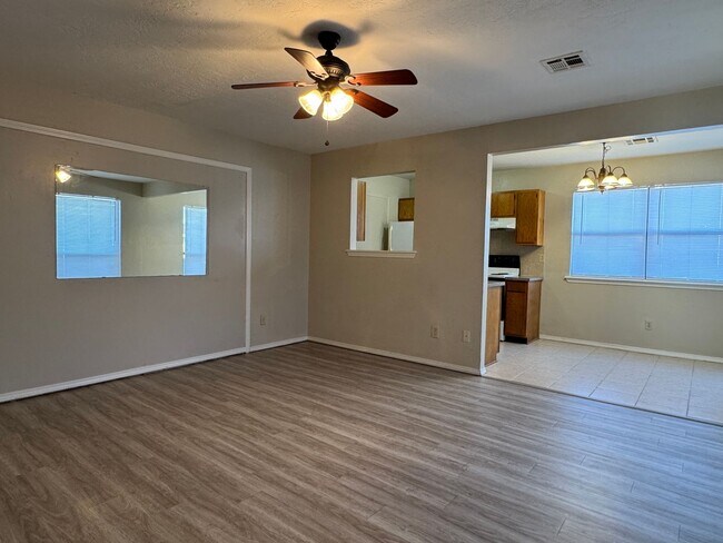 Building Photo - 2514 SW B Ave