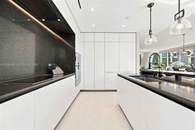 Building Photo - 300 Biscayne Blvd Way