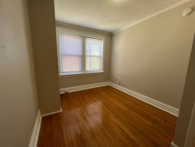 Building Photo - Beautiful 1 Bedroom Apartment in the Demun Neighborhood!