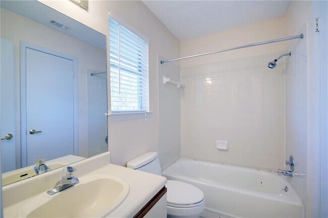 Building Photo - 1015 E Yager Ln