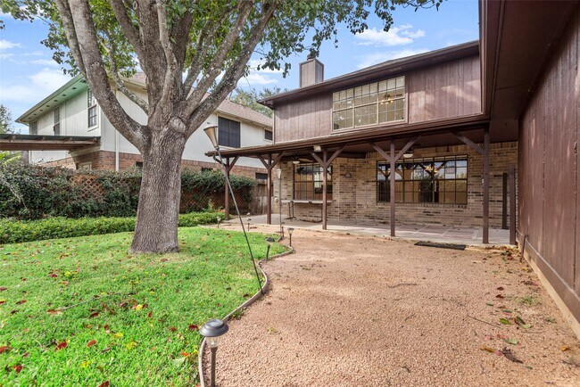 Building Photo - 2415 Parkwood Ln