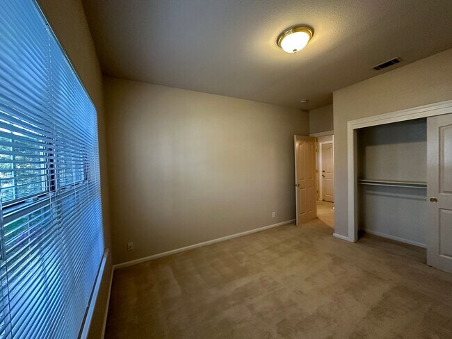 Building Photo - Exceptionally Spacious and Modernized 2x2 Townhouse w/Garage and Washer/Dryer Hookups!