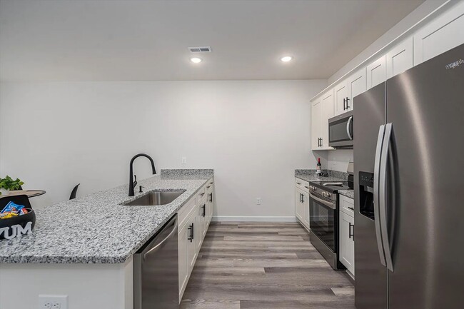Building Photo - 2025 Built Townhome - Move-In Ready!