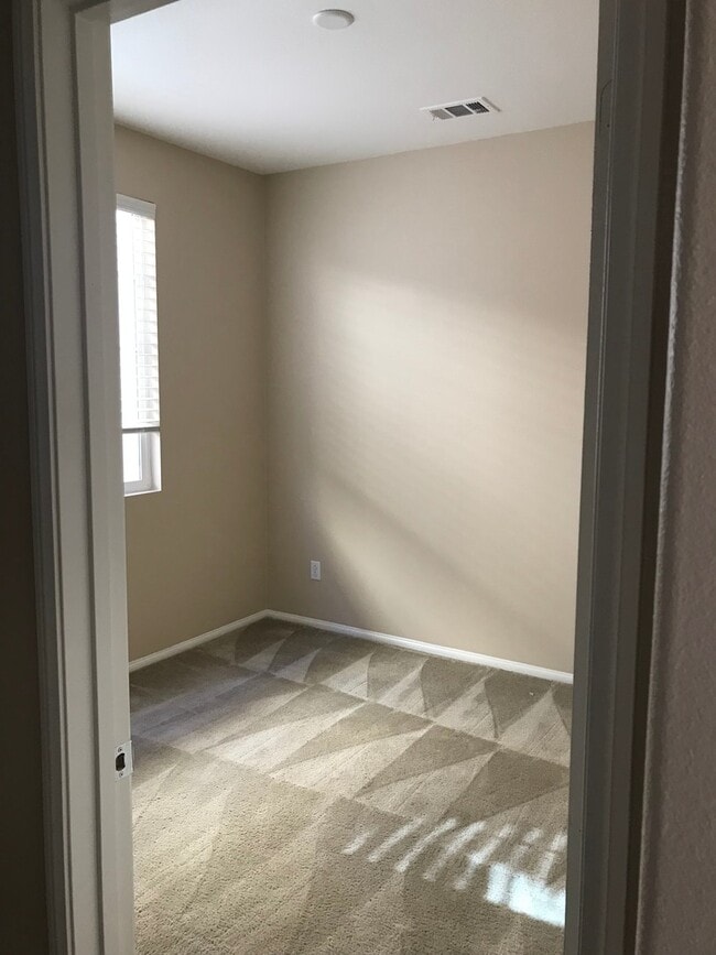 Building Photo - Beautiful Eastvale Newer Home