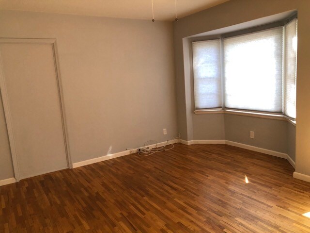 Living Room w/bay wondow - 1025 Locust St