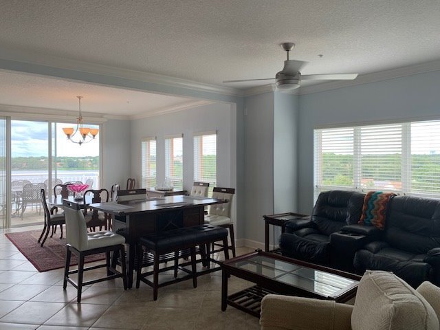 Building Photo - Luxury Top Floor Condo