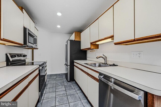 Building Photo - 207 Steeplechase Cir