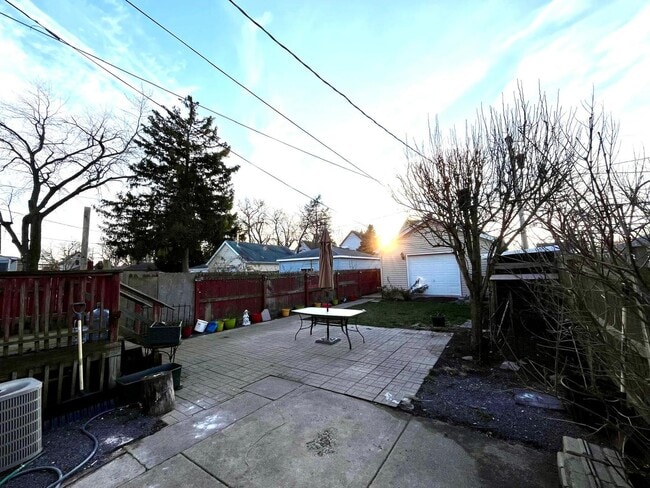 Building Photo - 1834 Illinois St