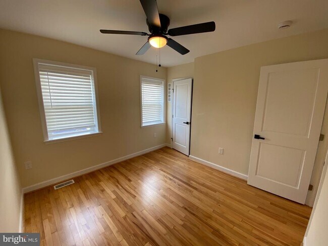 Building Photo - 337 Joplin St