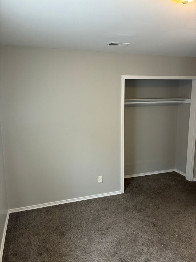 Building Photo - 3 Bedroom Home with Fenced Backyard