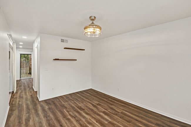 Building Photo - 2 bedroom/ 2 bathroom beautifully updated condo in Twelve Oak Condos!