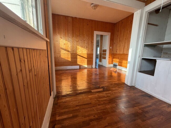 Building Photo - Charming 3 bed