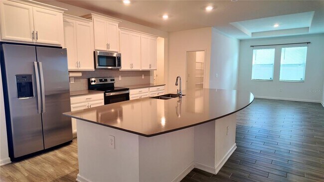 Building Photo - 6366 Lakepine St