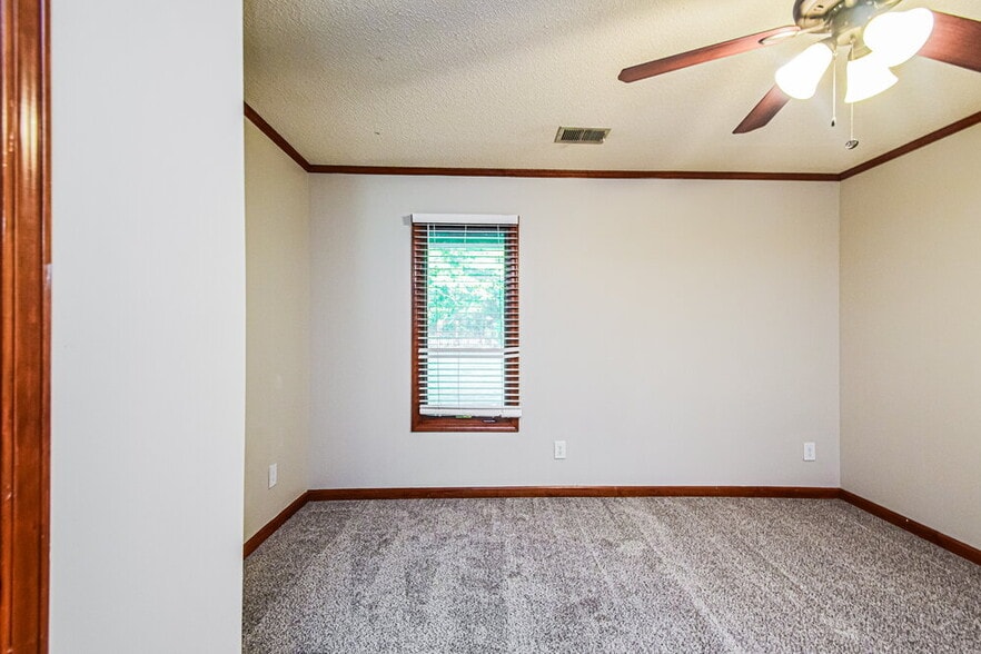 Building Photo - 7182 Golden Oaks Loop E