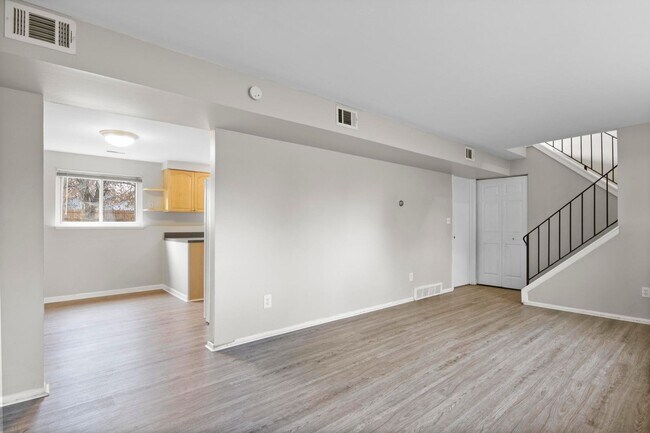 Building Photo - Hardwood Floors- Large Space - Garage