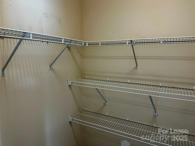 Building Photo - 15808 Sharon Dale Dr