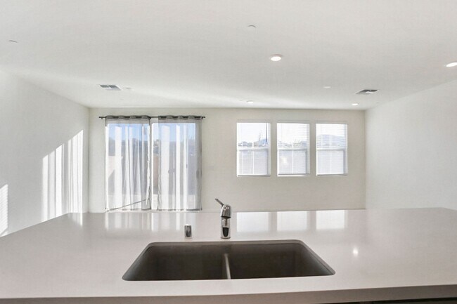 Building Photo - INSPIRADA BEAUTY WITH BED AND FULL BATH ON 1ST FLOOR