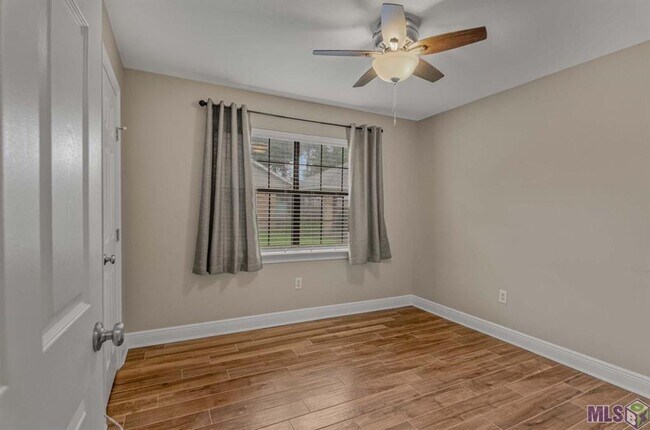 Building Photo - Charming 3 Bedroom 2 Bath House located in Central, La