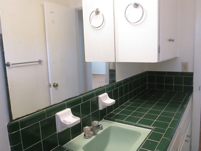 Building Photo - 2311 Bron Holly Dr