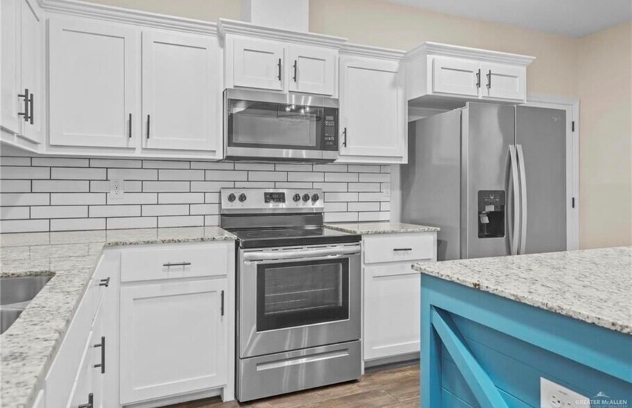 Building Photo - 908 W La Pointe Ave