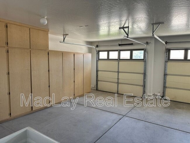 Building Photo - 2011 W Sunshine Butte Dr