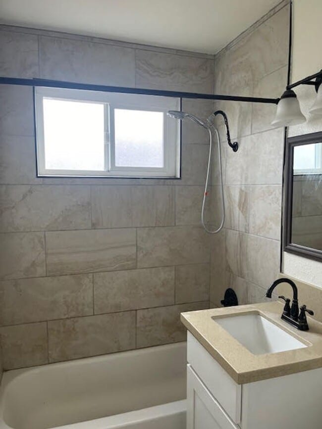 Building Photo - Pet Friendly 4 Bedroom Home