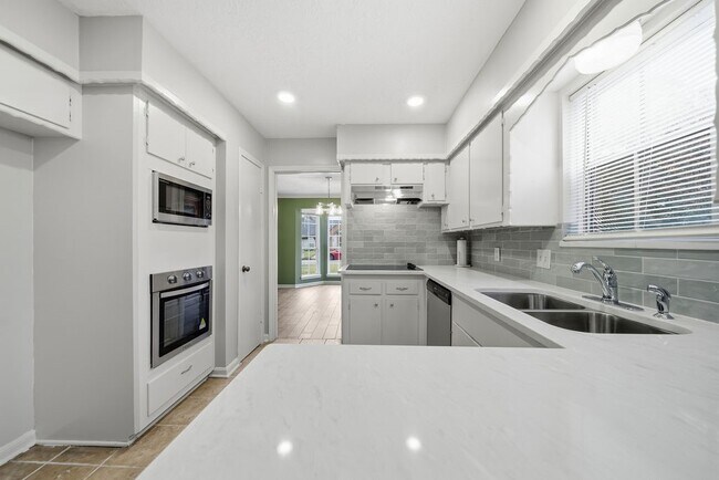 Building Photo - 3226 Springhill Dr