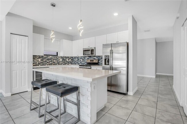 Building Photo - 2541 SE 1st St