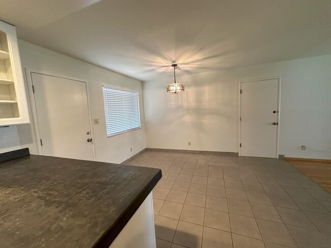 Building Photo - Hardwood floors, updated kitchen, great sc...