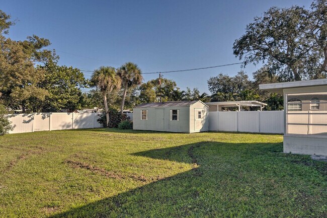 Building Photo - 1017 Pineland Ave