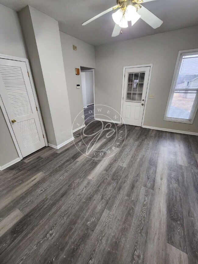 Building Photo - 1/2 off deposit with approved application! Bright & Updated 2-Bedroom Upper | Private Entry | Wat...