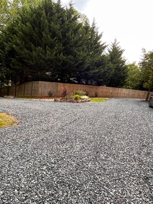 Community Driveway - 110 Owens Creek Rd