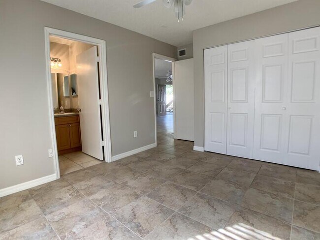 Building Photo - 3651 N Goldenrod Rd