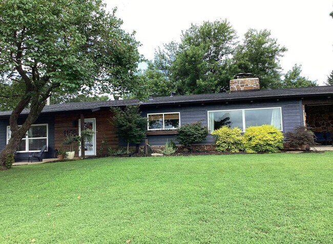 Primary Photo - MOVE IN READY!!