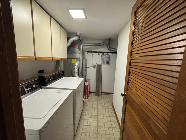 Building Photo - 1871 Fox Run Dr