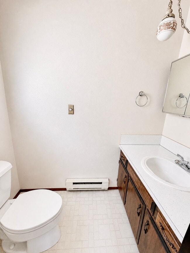 Building Photo - Large 3 Bed 1.5 Bath with large Garage Located in Cosmopolis