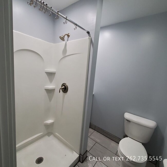 Building Photo - Charming 1 Bed 1 Bath Apartment in Prime L...