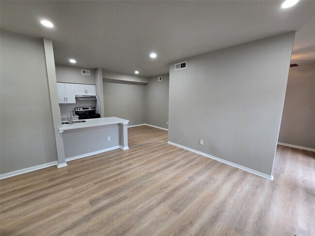 Building Photo - 1818 Augusta Dr