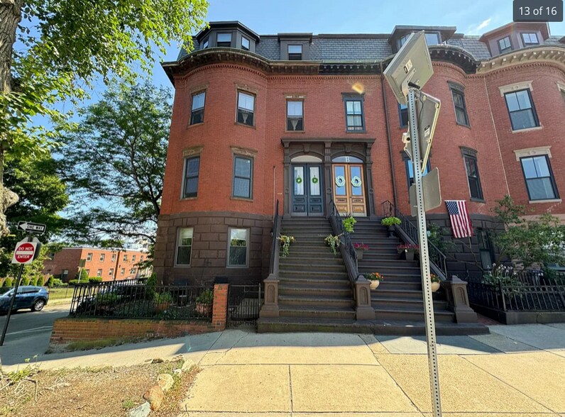 Building Photo - 827 E Broadway