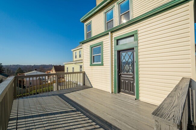 Building Photo - Stunning 3 bedroom home in Carrick available August 1!