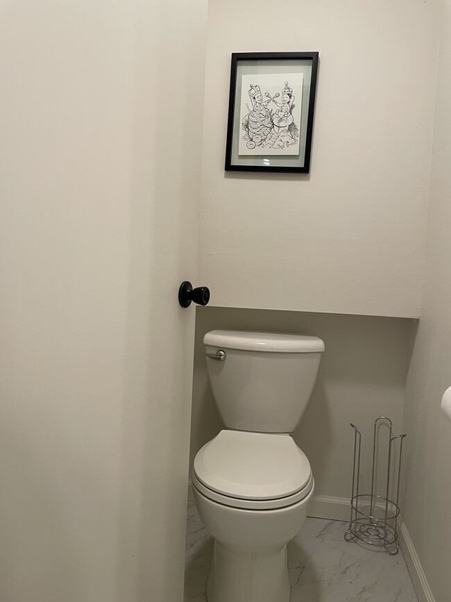 Building Photo - 1721 N High Point Rd