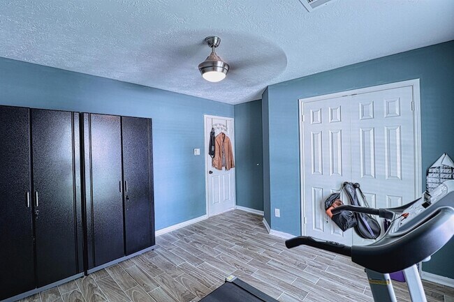 Building Photo - 2123 Meadow Park Cir