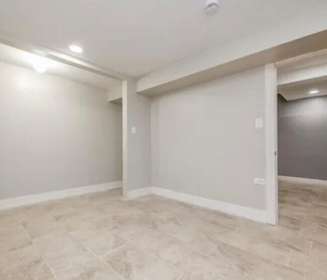 Building Photo - Spacious 4BR Duplex | Modern Upgrades | St...