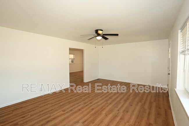 Building Photo - 2842 N Loxley Ave