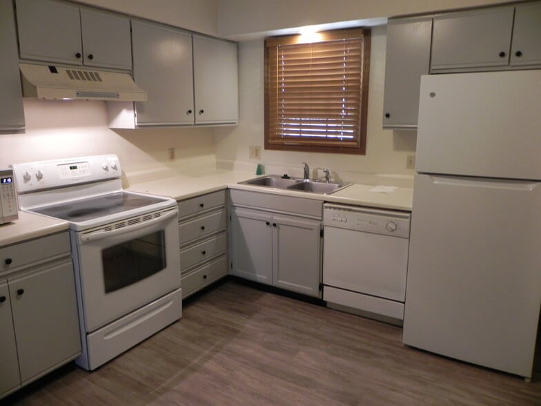 Building Photo - 6008 Red Oak Dr