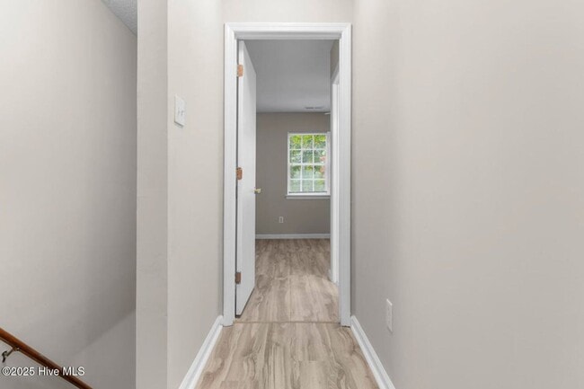 Building Photo - Updated Townhome In Hunters Creek